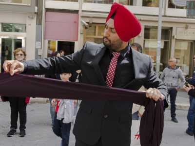 Il fulcro dell�evento � stato il turbante. Quest�ultimo ha un valore simbolico per i devoti sikh poich� � un oggetto donato loro dai guru e rappresenta la connessione con Dio da un punto di vista spirituale: l�indossarlo permette di vivere in conformit� con gli insegnamenti dei maestri indiani